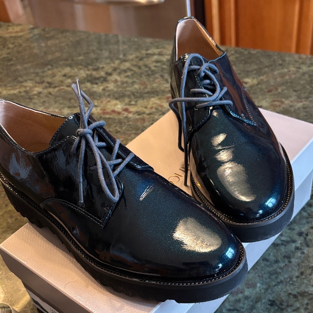 Elegant pine color Oxford women’s shoes by Franco Sarto.